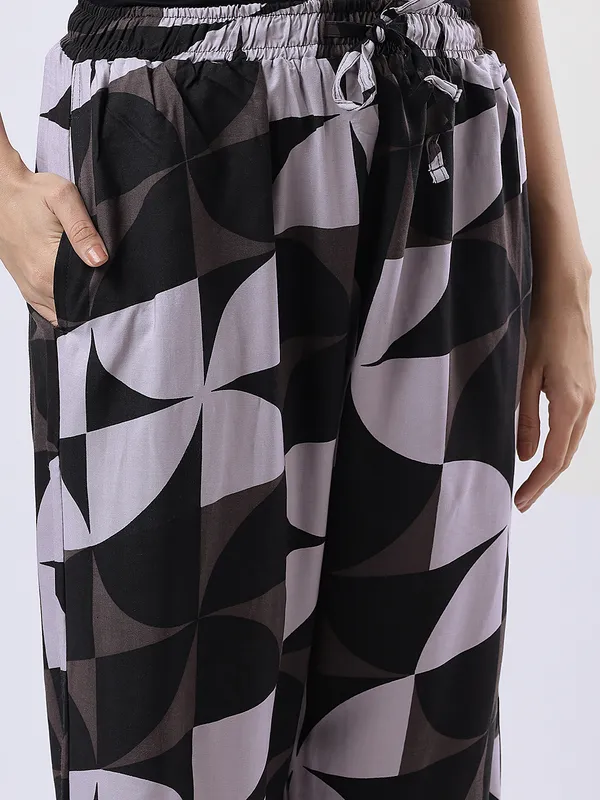 Kohinoorised_Pure_Viscose_Rayon_Printed_Relaxed_Pyjamas_with_Two_Side_Pockets_Black_And_Grey