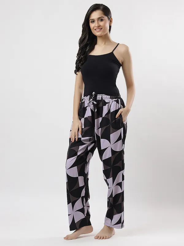 Kohinoorised_Pure_Viscose_Rayon_Printed_Relaxed_Pyjamas_with_Two_Side_Pockets_Black_And_Grey