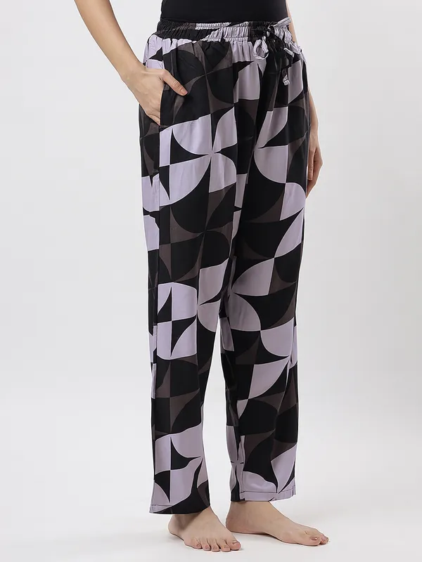 Kohinoorised_Pure_Viscose_Rayon_Printed_Relaxed_Pyjamas_with_Two_Side_Pockets_Black_And_Grey