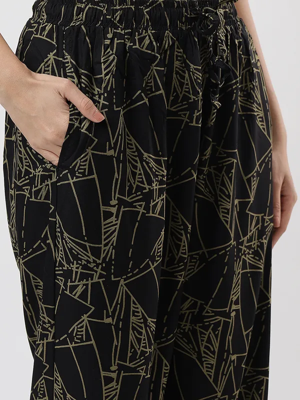Kohinoorised_Pure_Viscose_Rayon_Printed_Relaxed_Pyjamas_with_Two_Side_Pockets_Green_Puzzle