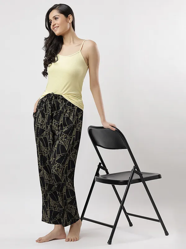 Kohinoorised_Pure_Viscose_Rayon_Printed_Relaxed_Pyjamas_with_Two_Side_Pockets_Green_Puzzle