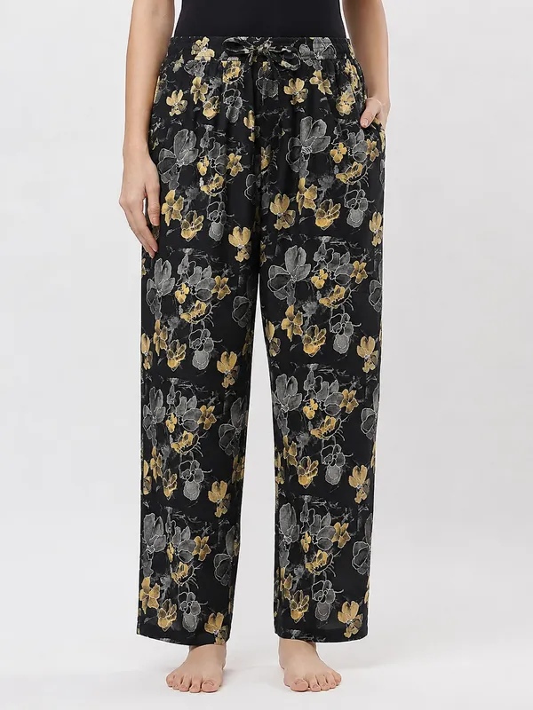 Kohinoorised_Pure_Viscose_Rayon_Printed_Relaxed_Pyjamas_with_Two_Side_Pockets_Black_Yellow