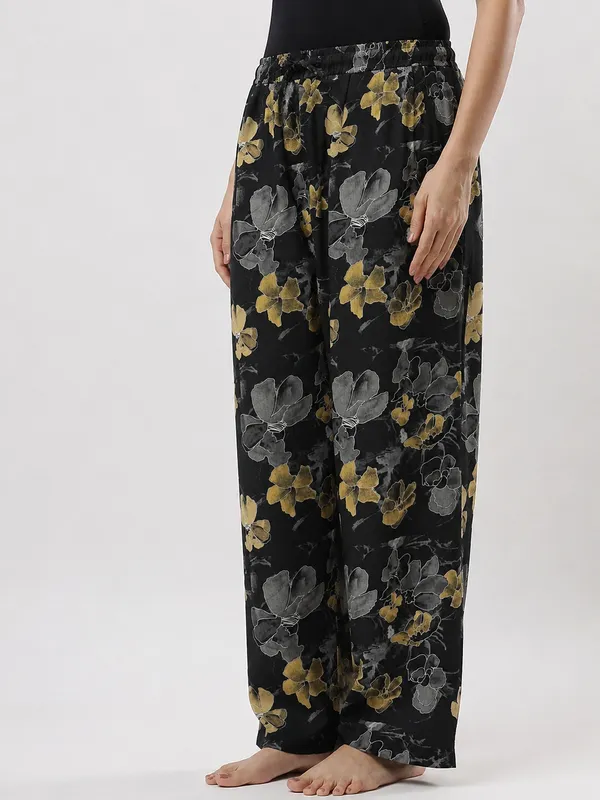 Kohinoorised_Pure_Viscose_Rayon_Printed_Relaxed_Pyjamas_with_Two_Side_Pockets_Black_Yellow
