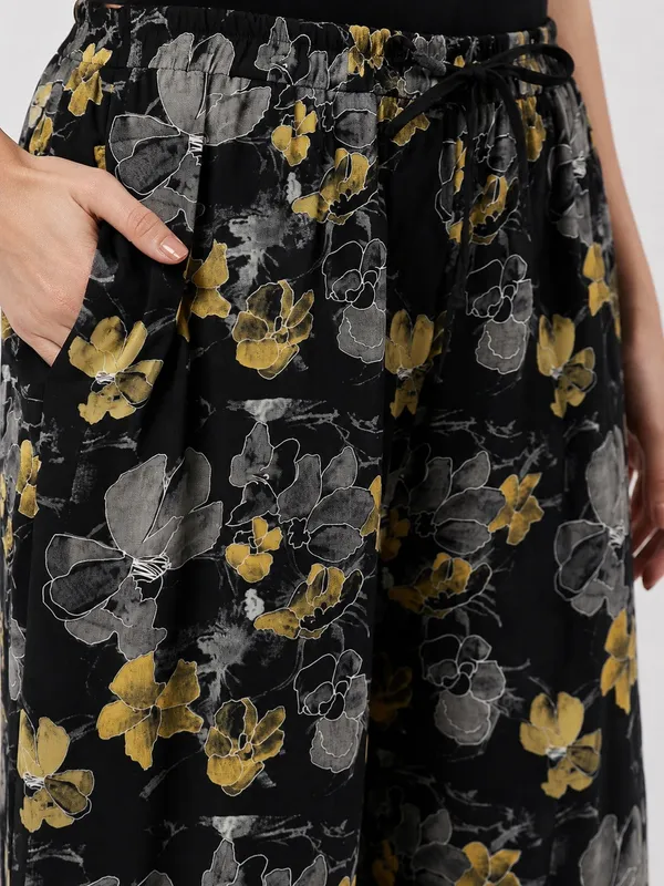 Kohinoorised_Pure_Viscose_Rayon_Printed_Relaxed_Pyjamas_with_Two_Side_Pockets_Black_Yellow