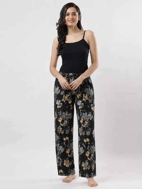 Kohinoorised_Pure_Viscose_Rayon_Printed_Relaxed_Pyjamas_with_Two_Side_Pockets_Black_Yellow