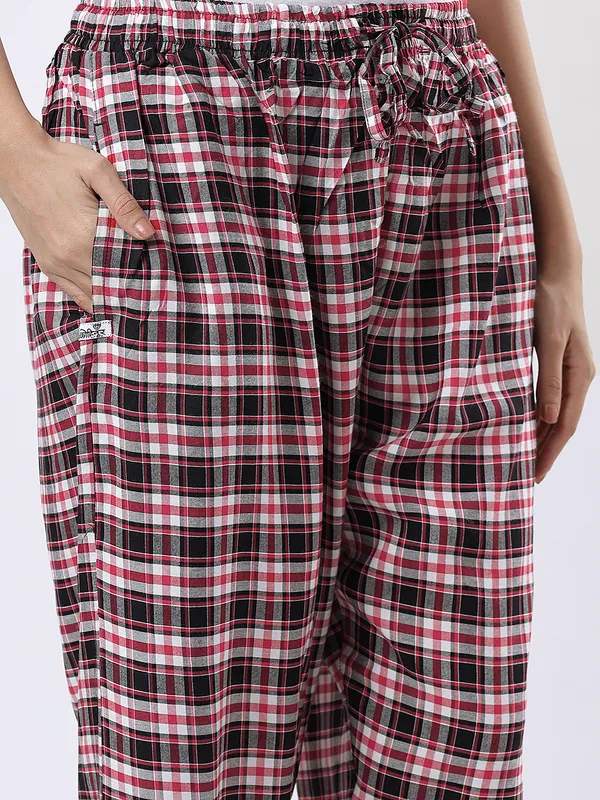 Kohinoorised_Pure_Viscose_Rayon_Printed_Relaxed_Pyjamas_with_Two_Side_Pockets_Red_And_White