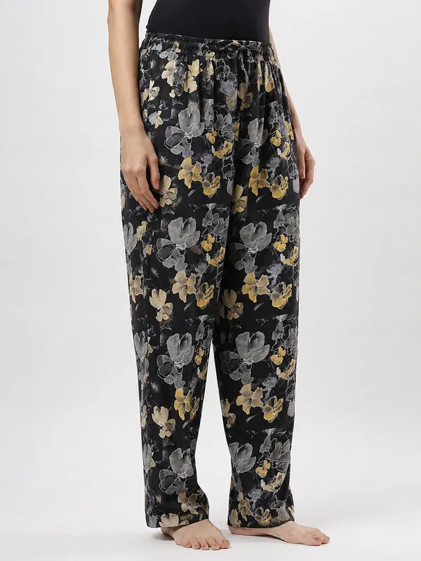 Kohinoorised_Pure_Viscose_Rayon_Printed_Relaxed_Pyjamas_with_Two_Side_Pockets_Black_Yellow