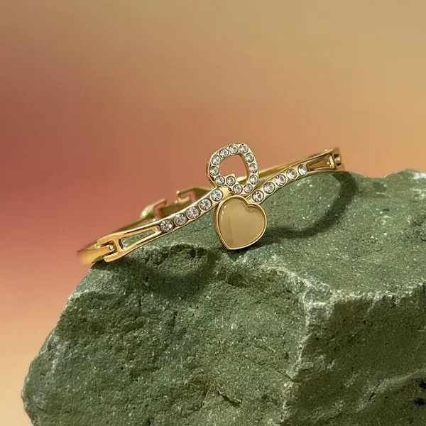 Gold_Premium_Metal_Bracelet_For_Women