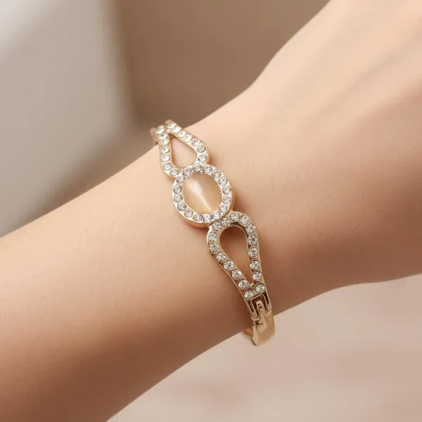 Gold_Premium_Metal_Bracelet_For_Women