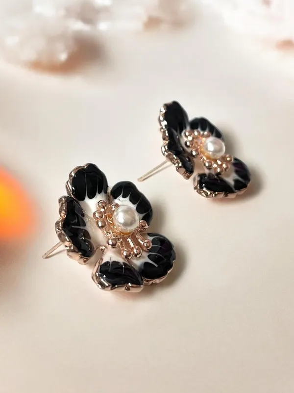 Black_And_White_Premium_Metal_Earrings_For_Women