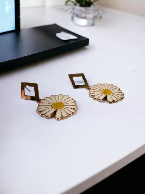 Gold_Premium_Metal_Earrings_For_Women