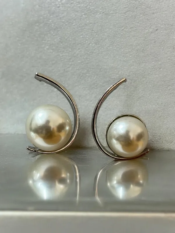 Gold_Premium_Metal_Earrings_For_Women