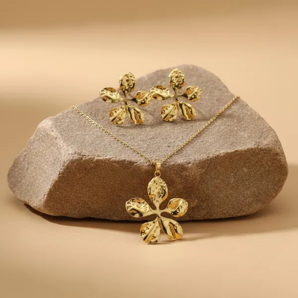 Gold_Textured_Floral_Necklace_Set_With_Earrings_For_Women_|_Designer_Hammered_Finish_Jewellery_Set_|_Premium_Party_&_Wedding_Wear