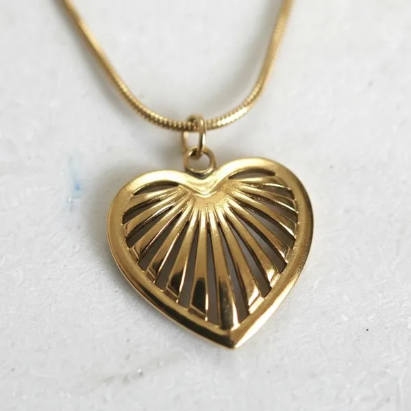 Gold_Textured_Heart_Pendant_Necklace_For_Women_|_Minimal_Love_Design_Necklace_|_Elegant_Daily_Wear_Jewellery