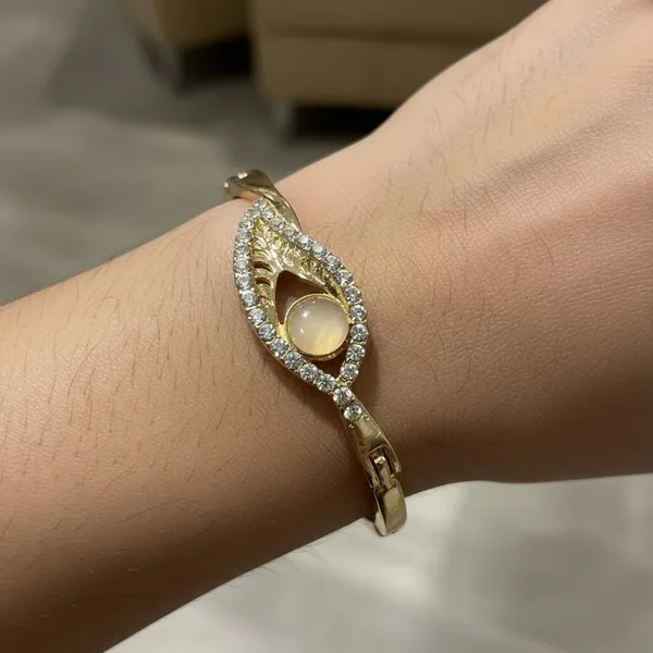 Gold_Premium_Metal_Bracelet_For_Women