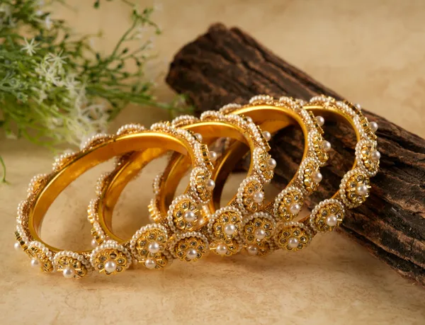 Golden_Alloy_With_Kundan_Stones_Floral_Bangles_For_Women_Set_Of_4