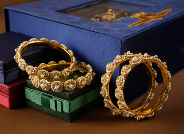 Golden_Alloy_With_Kundan_Stones_Floral_Bangles_For_Women_Set_Of_4