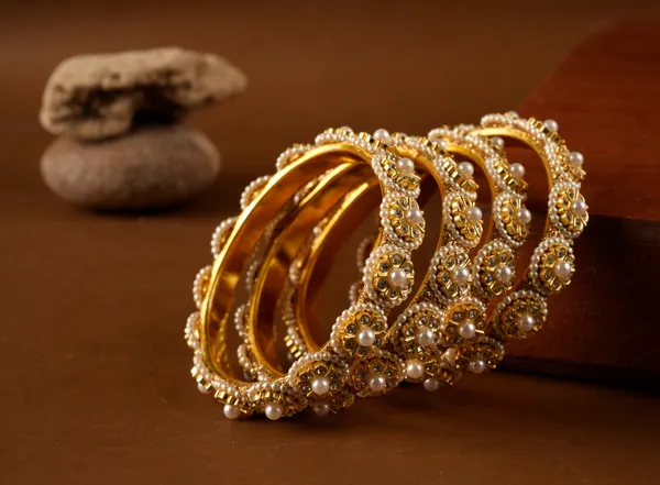 Golden_Alloy_With_Kundan_Stones_Floral_Bangles_For_Women_Set_Of_4