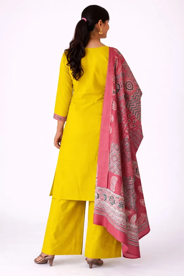 Fashveda_Saffron_Crimson_Heritage_Kurta_Set_with_Printed_Dupatta