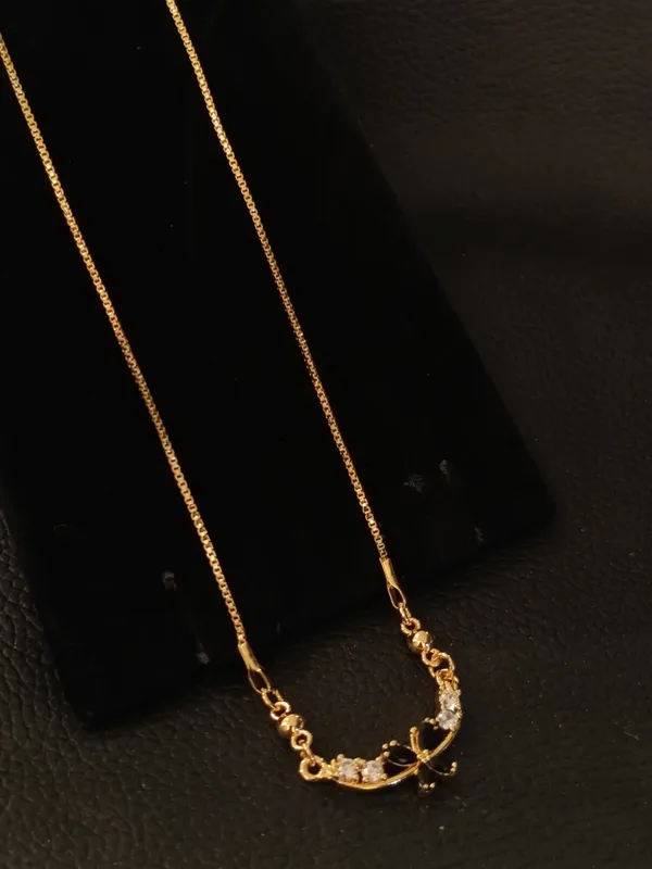 Elegant_Crescent_Moon_Crystal_Pendant_Necklace