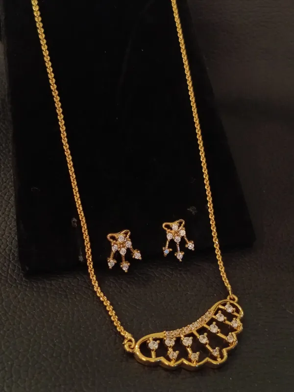 Golden_Butterfly_Necklace_And_Earrings_Set