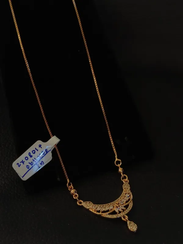 Sparkling_Peacock_Design_Gold_Toned_Pendant_Necklace
