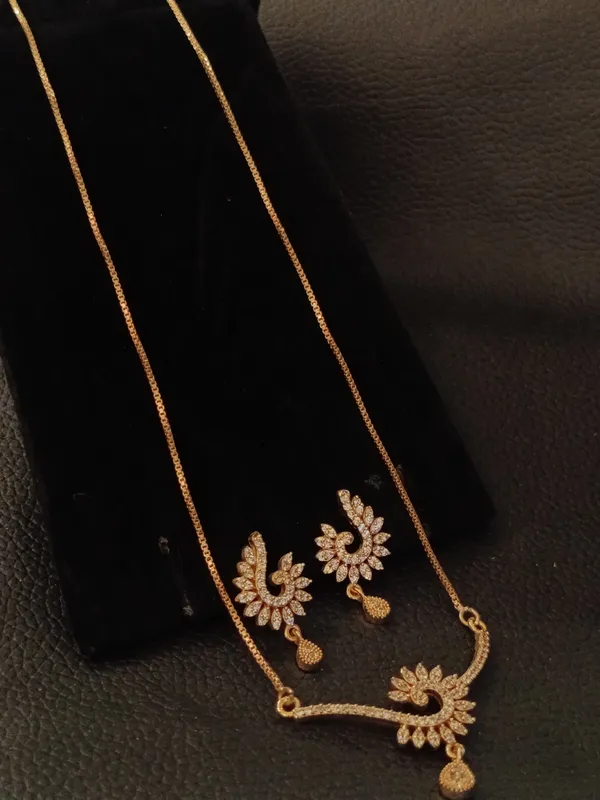 Elegant_Gold_Toned_Crystal_Floral_Necklace_Set_With_Matching_Earrings