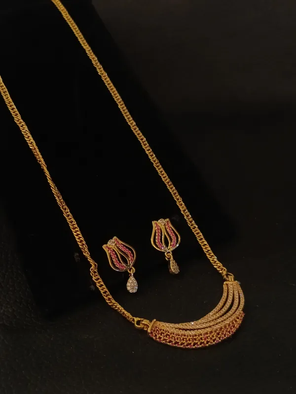 Traditional_Gold_Toned_Necklace_Set_With_Pink_Stone_Detailing