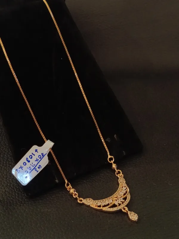 Elegant_Golden_Crescent_Moon_Necklace_With_Pendant