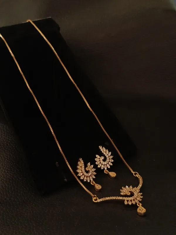 Elegant_Golden_Leaf_Necklace_And_Earring_Set_With_Sparkling_Stones