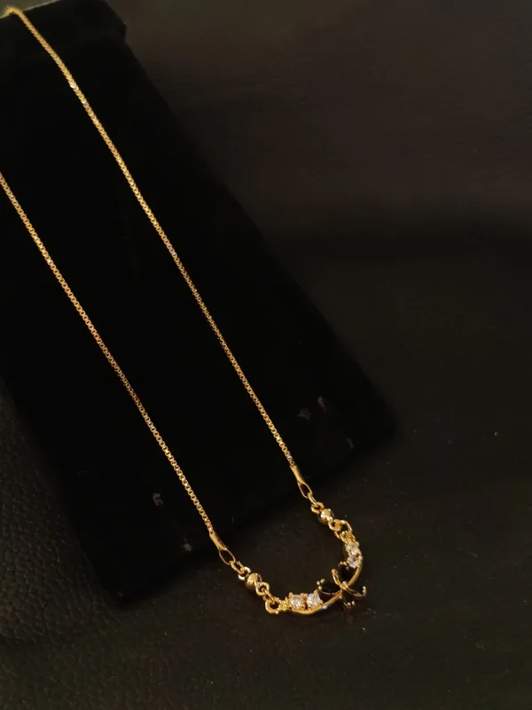 Elegant_Curved_Crystal_Pendant_Necklace_With_Gold_Chain