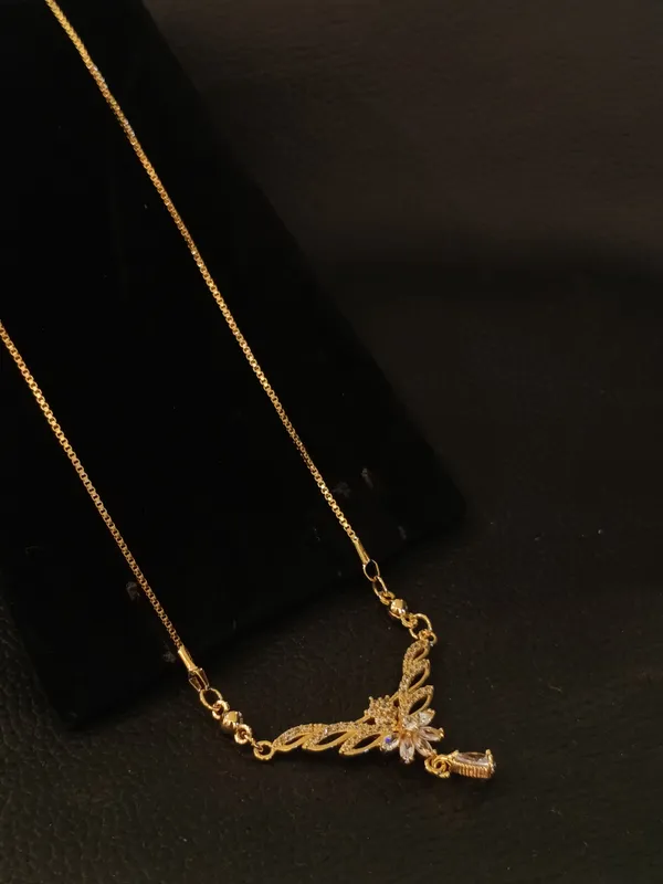 Gold_Toned_Floral_Pendant_Necklace_With_Delicate_Chain
