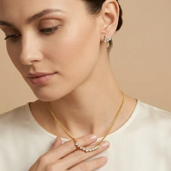 Elegant_Gold_Toned_Necklace_Set_With_Crystal_Embellishments