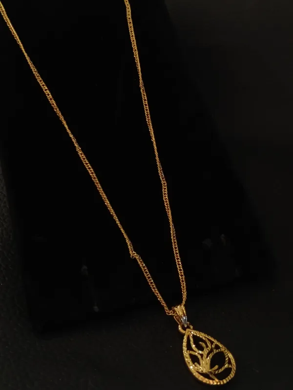 Elegant_Gold_Toned_Teardrop_Pendant_Necklace_With_Intricate_Filigree_Design