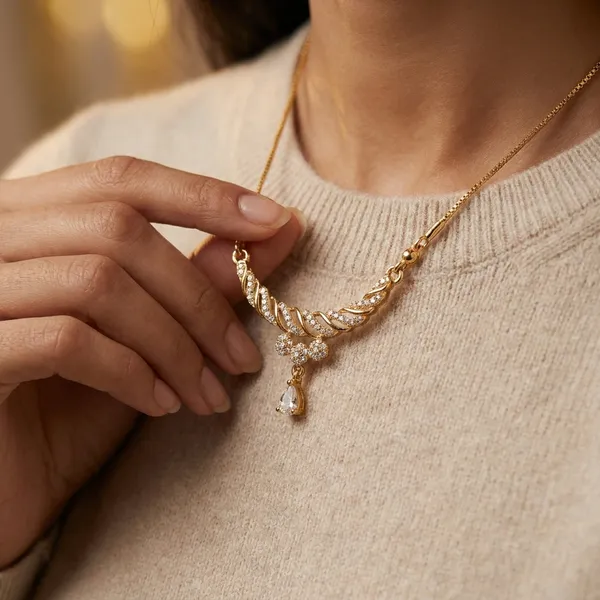 Traditional_Gold_Toned_Necklace_With_Crystal_Drop_Pendant