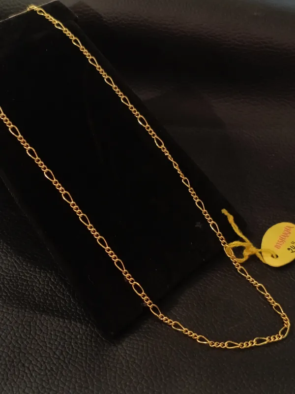 Elegant_Gold_Plated_Figaro_Chain_Necklace_For_Men_And_Women