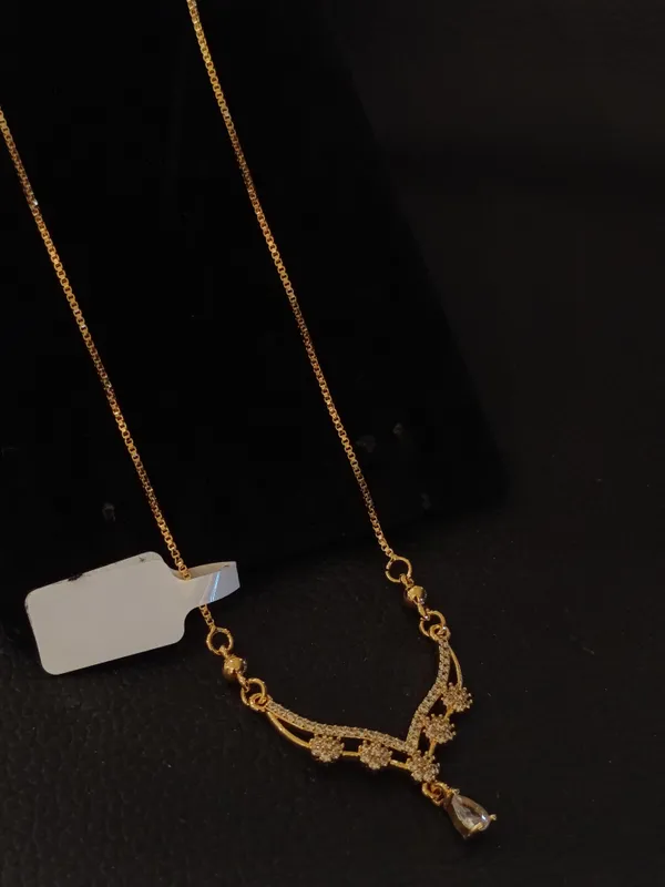 Elegant_Gold_Tone_Crystal_Pendant_Necklace_For_Women