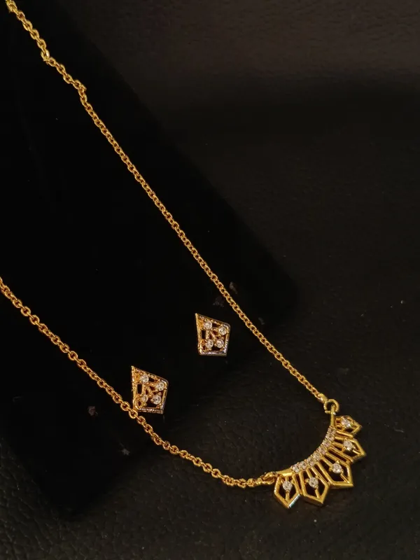 Elegant_Gold_Toned_Necklace_Set_With_Matching_Earrings