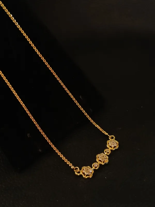 Elegant_Three_Flower_Gold_Chain_Necklace