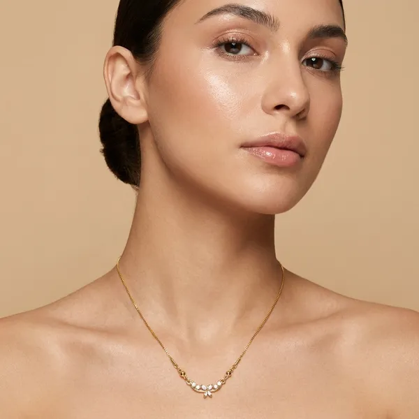 Elegant_Curved_Crystal_Pendant_Necklace_With_Gold_Chain
