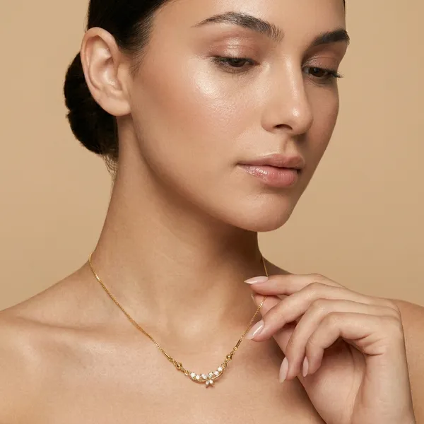 Elegant_Curved_Crystal_Pendant_Necklace_With_Gold_Chain