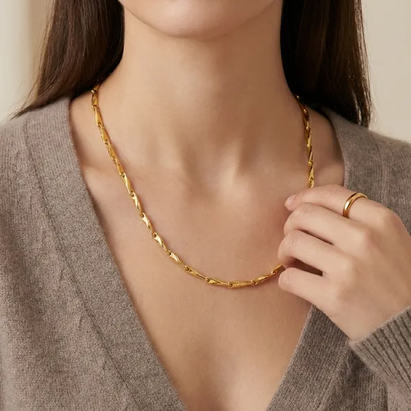 Elegant_Gold_Toned_Twisted_Chain_Necklace