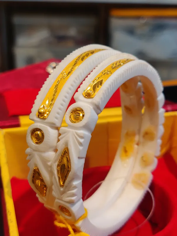 Premium_Gold_Barfi_And_Gini_Pat_Conch_Sakha_24_Kt_Gold_Plated