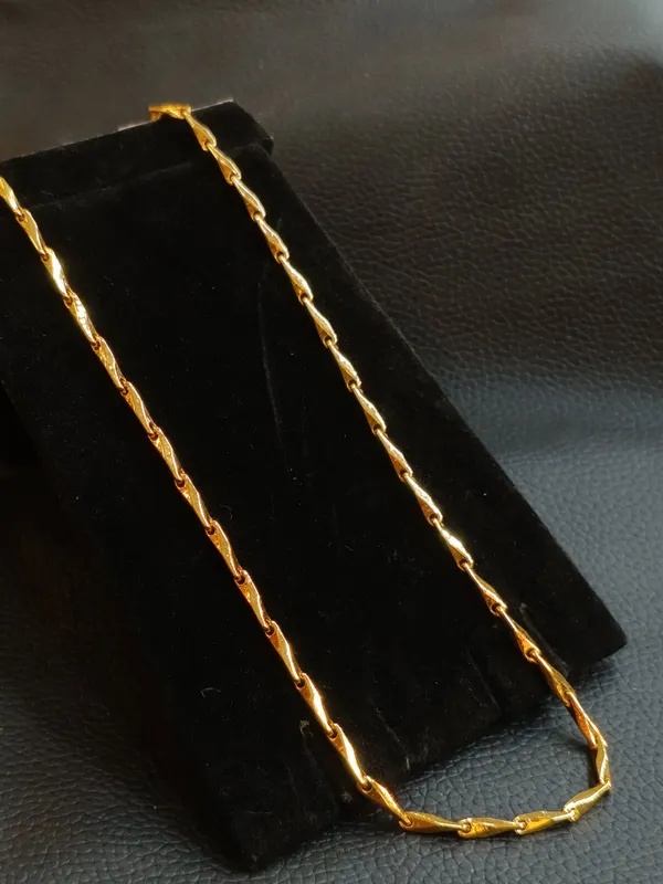 Elegant_Gold_Toned_Twisted_Chain_Necklace