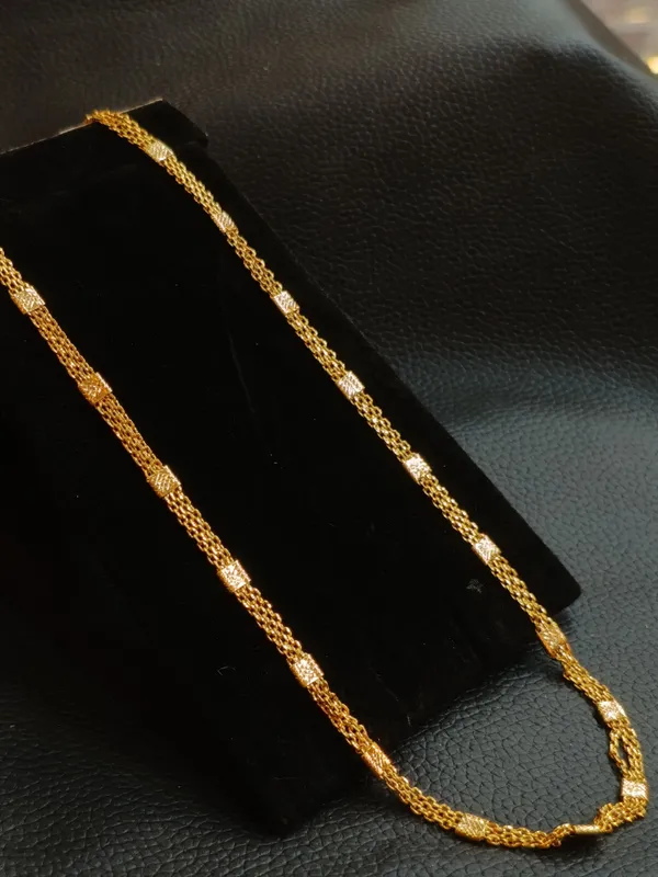 Gold_Toned_Chain_Necklace_With_Crystal_Accents