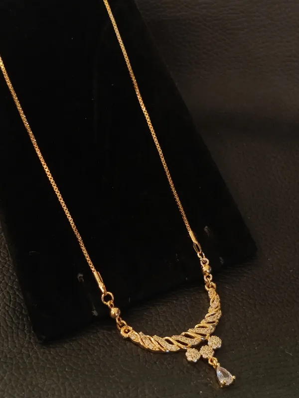 Elegant_Gold_Tone_Floral_Necklace_With_Crystal_Pendant
