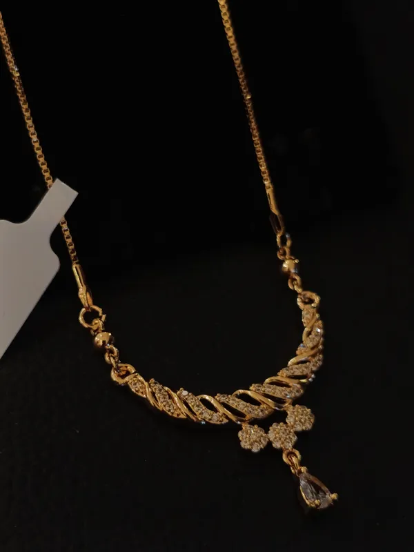 Traditional_Gold_Toned_Necklace_With_Crystal_Drop_Pendant