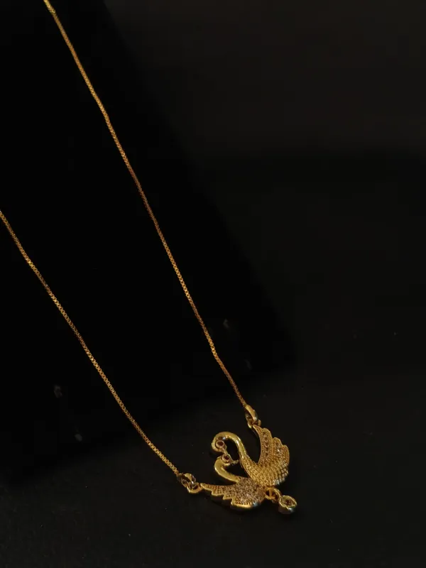 Golden_Swan_Pendant_Necklace_For_Women