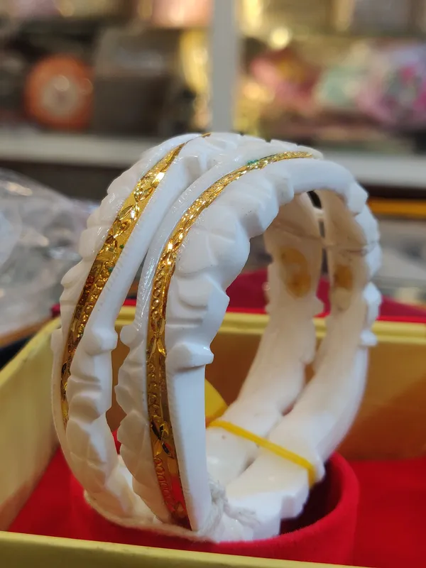 Heavy_Conch_Sakha_With_Beki_Gold_Designer_Pat_24_Kt_Gold_Plated
