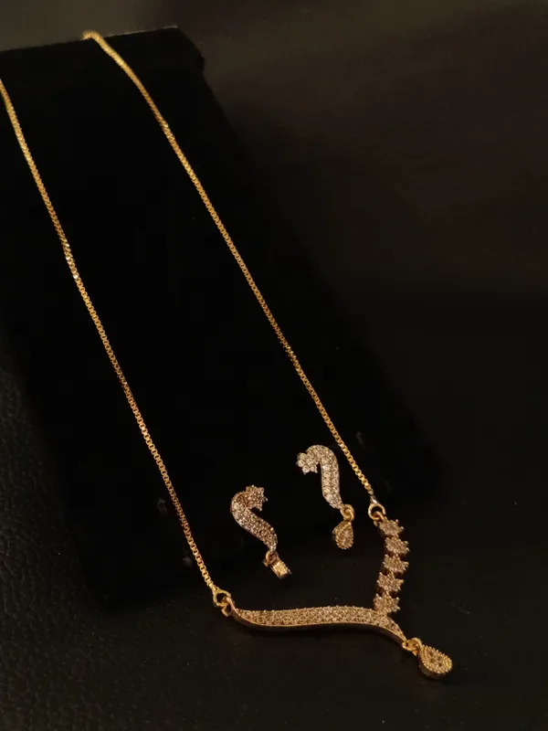 Elegant_Golden_Necklace_And_Earrings_Set_With_Sparkling_Stone_Detailing